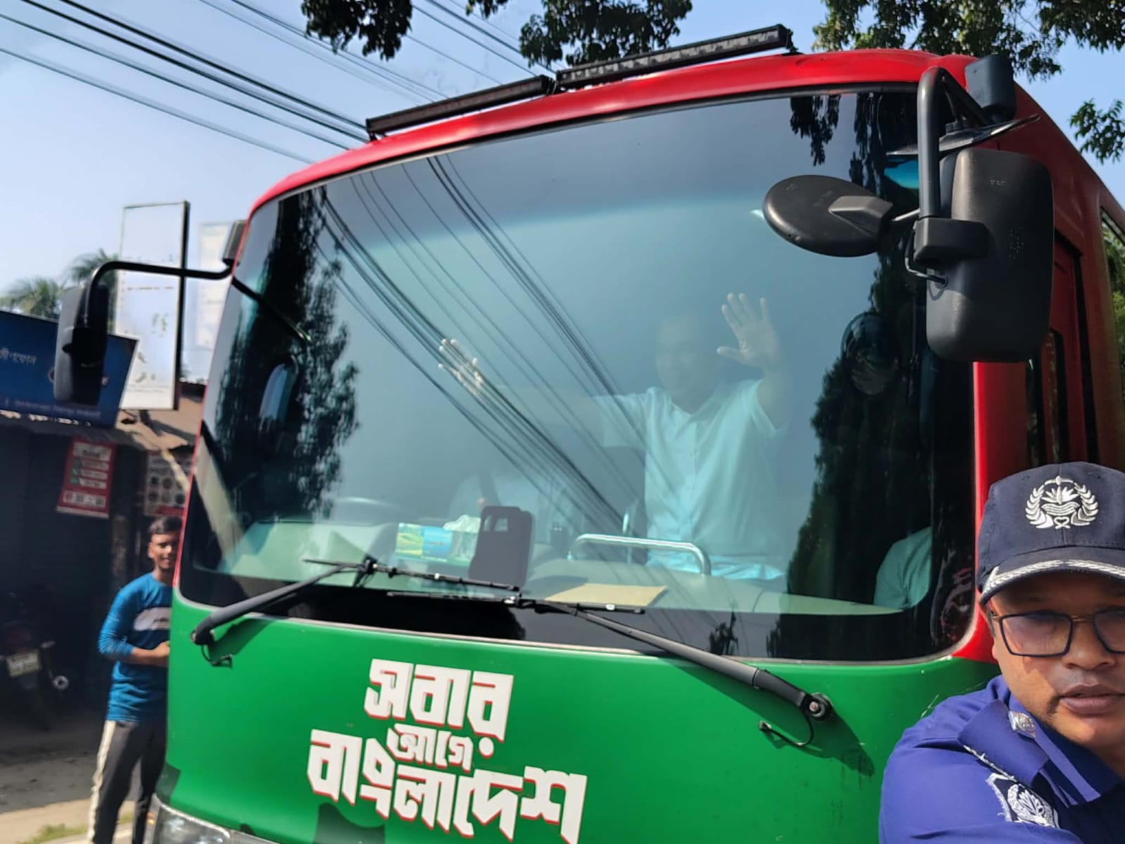 সৈয়দপুরে প্রধানমন্ত্রী, বাস থেকে হাত নেড়ে শুভেচ্ছা জানালেন নেতাকর্মীদের